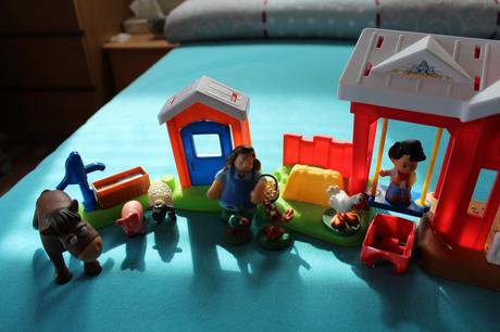 Fisher price little people stajňa + iné zvieratká, 