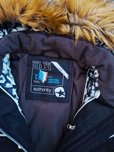 Lyziarska bunda, authority,s