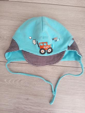 Ciapky so siltom, uskami so snurkou pod bradou, 44