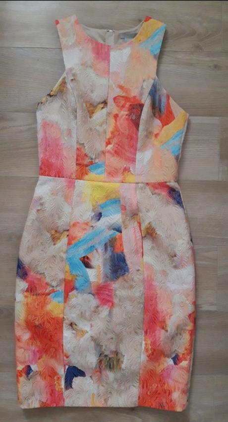 Krásne elegantné puzdrove saty, s