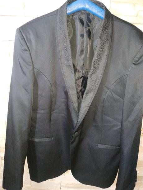 Čierne  spoločenské sako, 170