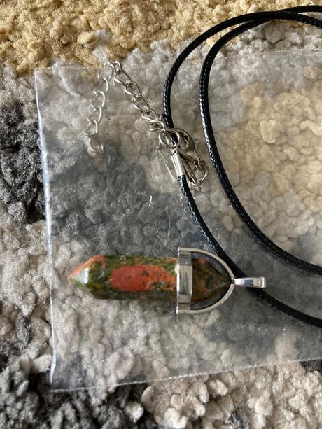 Náhrdelník s kryštáľom,