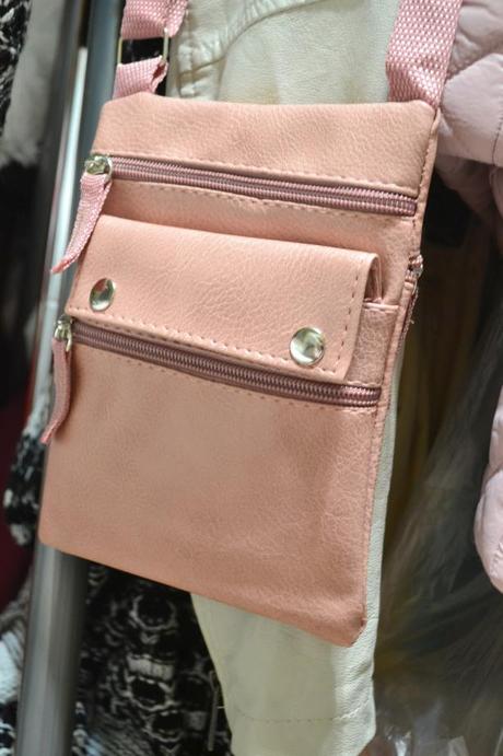 Púdrovo ružová crossbody nastaviteľný trak,