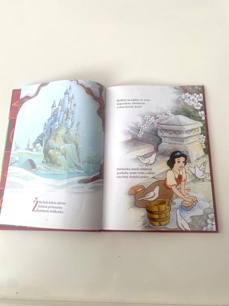 Kniha disney, sněhurka a sedm trpaslíků,