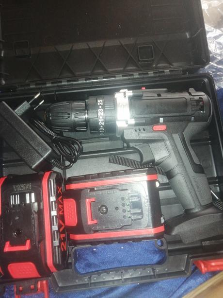 Vŕtačka a 2 baterie, 