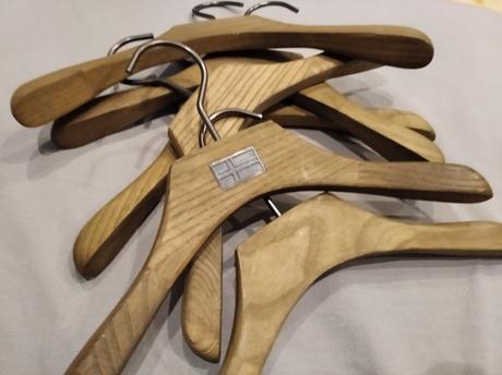 Drevený detský vešiak,