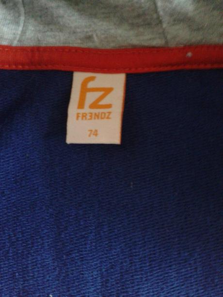 Modra mikina s bielou potlacou, 74