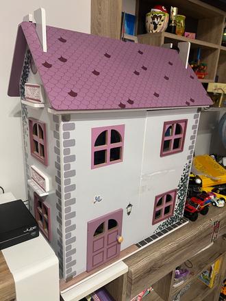 Drevený domček pre bábiky,