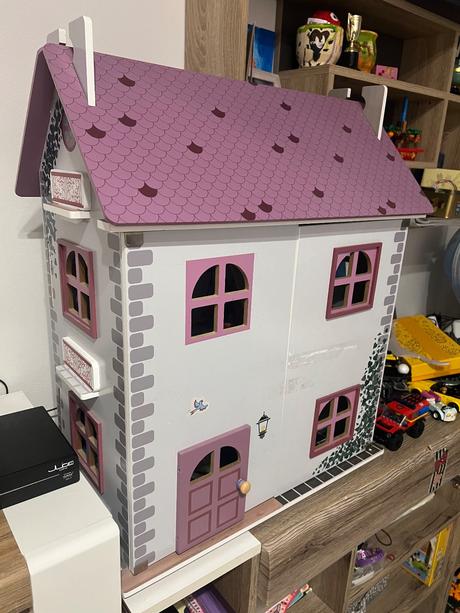 Drevený domček pre bábiky,