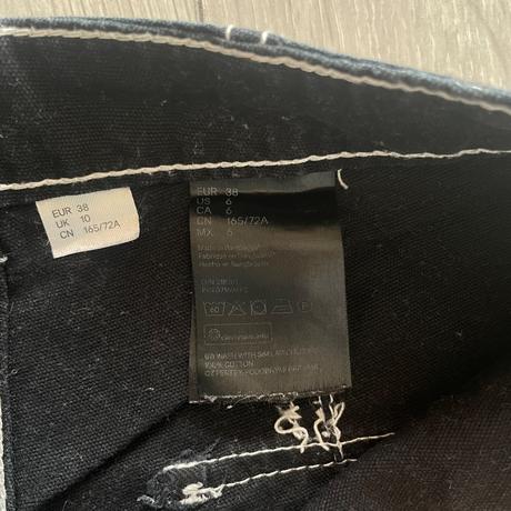 Čierne rifle s bielym prešívaním, h&m,38