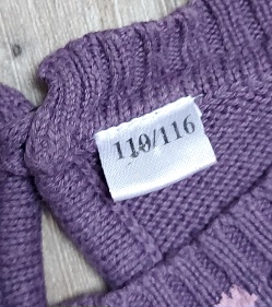 Fialové bodkované pletené šaty, 110