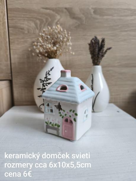 Krásna dekorácia domček svieti,