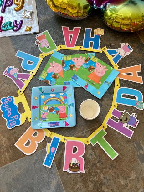 Girlanda,cislo,nápis,taniere 4ks,poháre 4ks peppa,