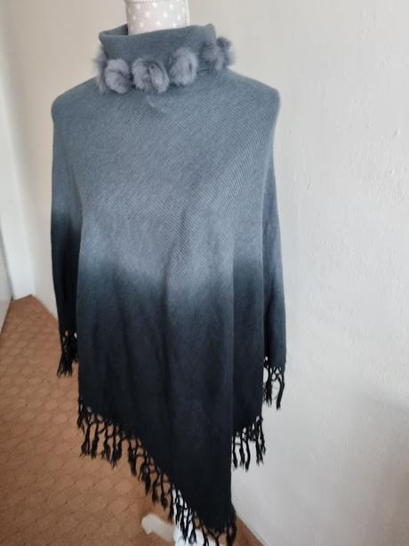 Dúhové pletené pončo  s guličkami z kožušinky, 