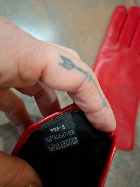 Cervene kozene rukavice, s