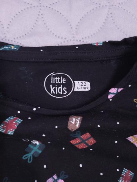 Vianocne tricko s darcekmi a vianocnymi stromcekmi, 122