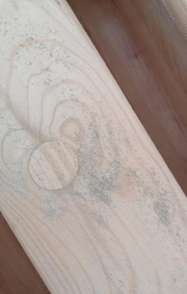 Čo spôsobuje stopy na rošte postele?