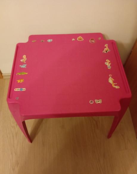 Ružový plastový stolík, 