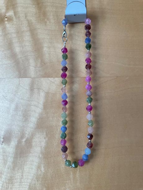 Nahrdelnik z farebnych koralok, 