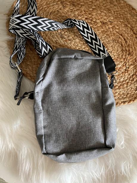 Sivá crossbody taška,
