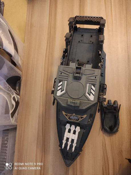 Vojenská loď so záchranný clnom,