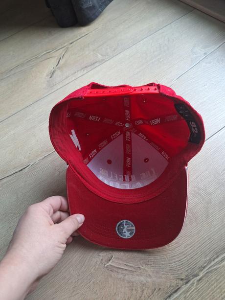 Červená šiltovka, 