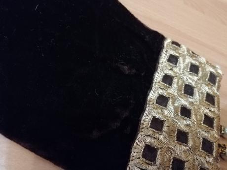 Nádherné vyšívané šaty, m