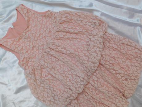 Velmi pekne čipkovane šaty, 110