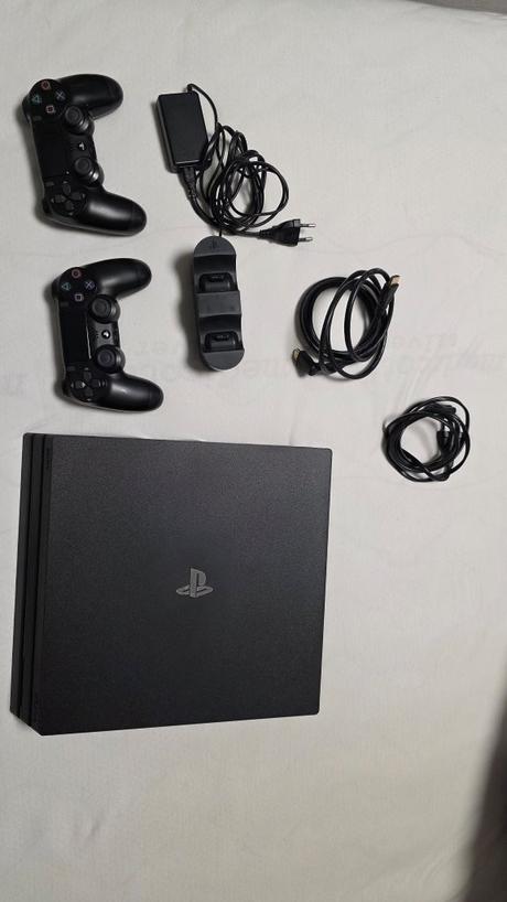 Predám playstation 4 pro 1tb + 2 ovládače s nabíja,
