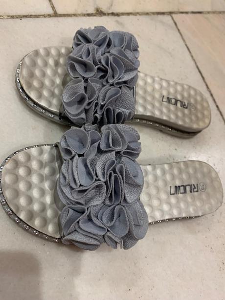 Sivé kvetinové letné šľapky, 38