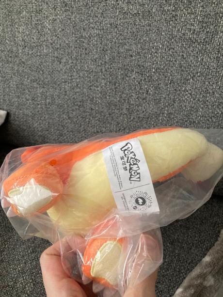 Nový plyšový pokémon pikachu  a charmander, 