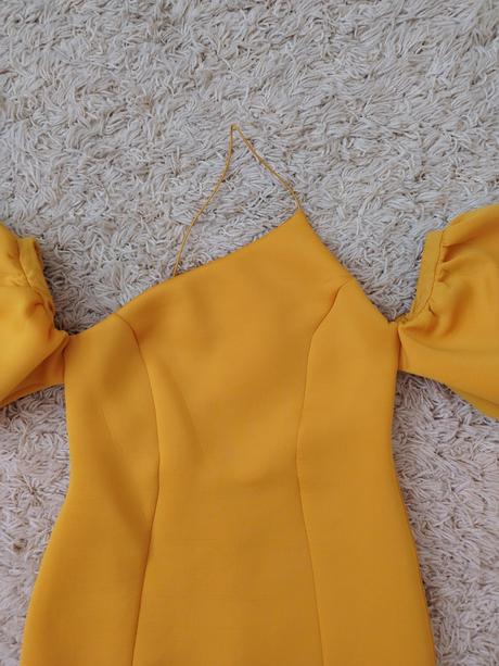 Oranžové šaty s krátkymi puf rukávmi, s