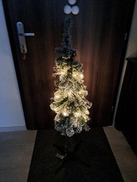 Zasnežený vianočný stromček,