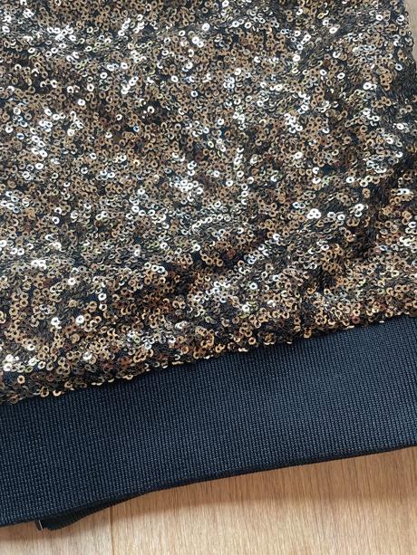 Mikina so zlatými flitrami, 140