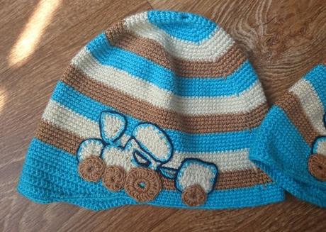 Čiapka s vláčikom ručne robená, 110