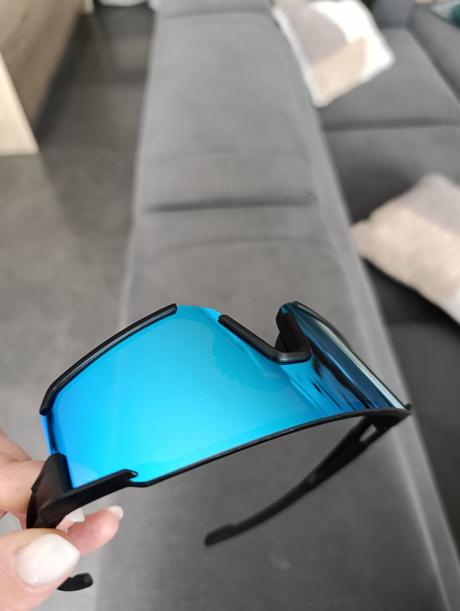 Športové slnečné okuliare azurovo- modré,