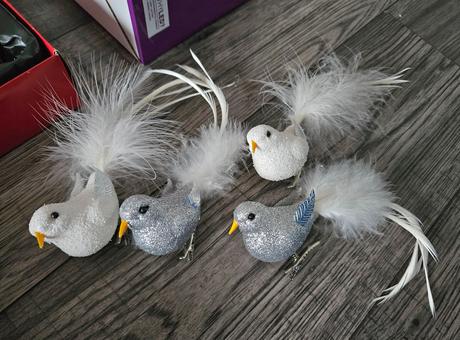 Ozdoby na stromček- biele vianoce- gule, svetielka, 