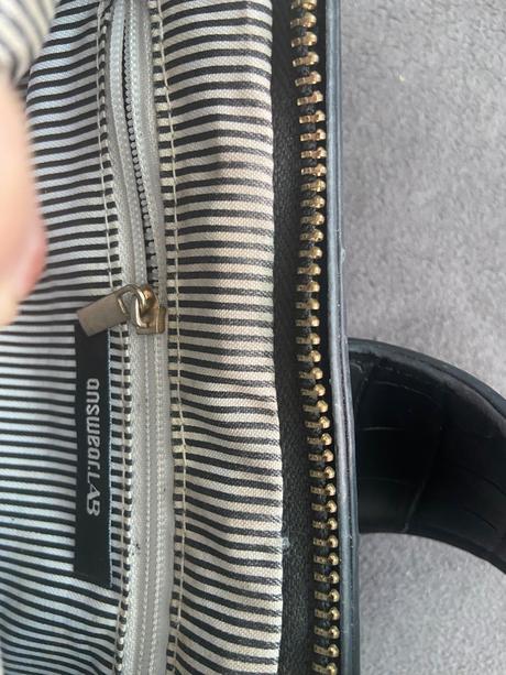 Cierna kabela s dvomi priečinkami,