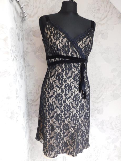 Pekne čipkovane šaty, 38