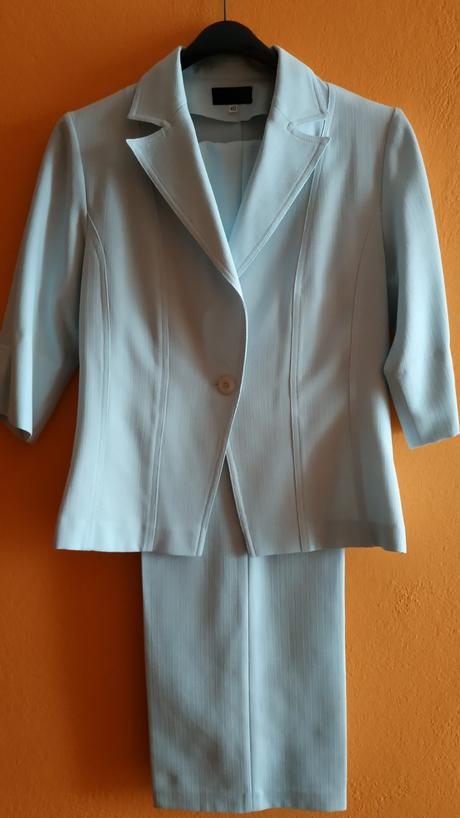 Svetlomodry kostým, 40