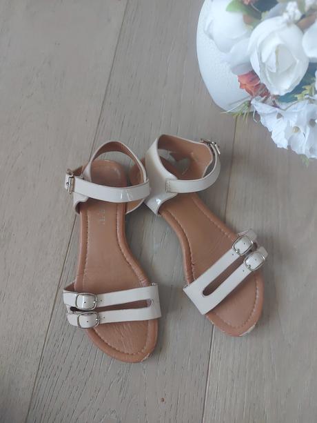 Lakované béžové sandalky, 36