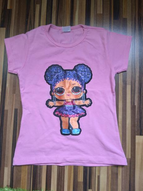 Blikajúce tričko s bábikou, 104