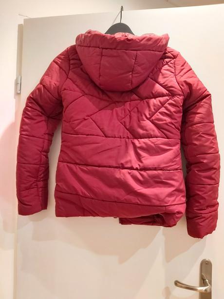 Červená bunda., gate,34