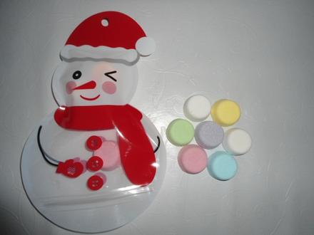 Vianočný snehuliak plný šumiviek, 