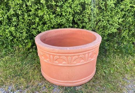Terakotový kvetináč s ornamentom, 