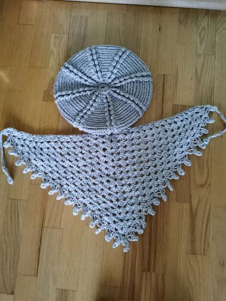 Háčkovany beret a šatka, l