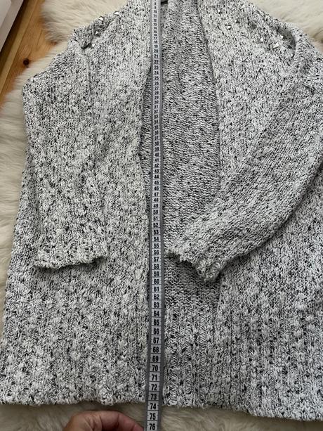 Svetrik s kovovymi komponentmi, 