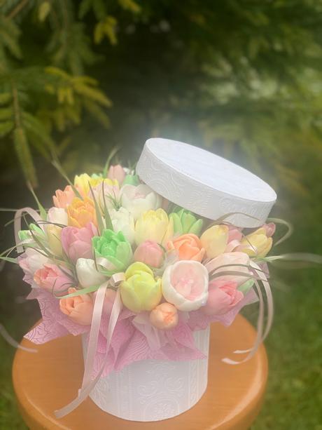 Veľká mydlova kytica v boxe, 