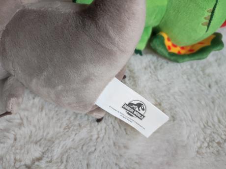 Plyšáky jurassic world.,