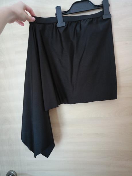 Sukňa čierna so zaujímavým strihom, xs